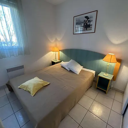 2 Pieces Cabine, Terrasse, Parking Prive, 5 Couchages, Port Camargue - Fr-1-250-199 Apartmán
