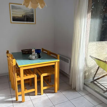2 Pieces Cabine, Terrasse, Parking Prive, 5 Couchages, Port Camargue - Fr-1-250-199