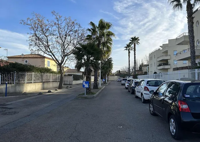 Appartement 2 Pieces Cabine, Terrasse, Parking Prive, 5 Couchages, Port Camargue - Fr-1-250-199 *